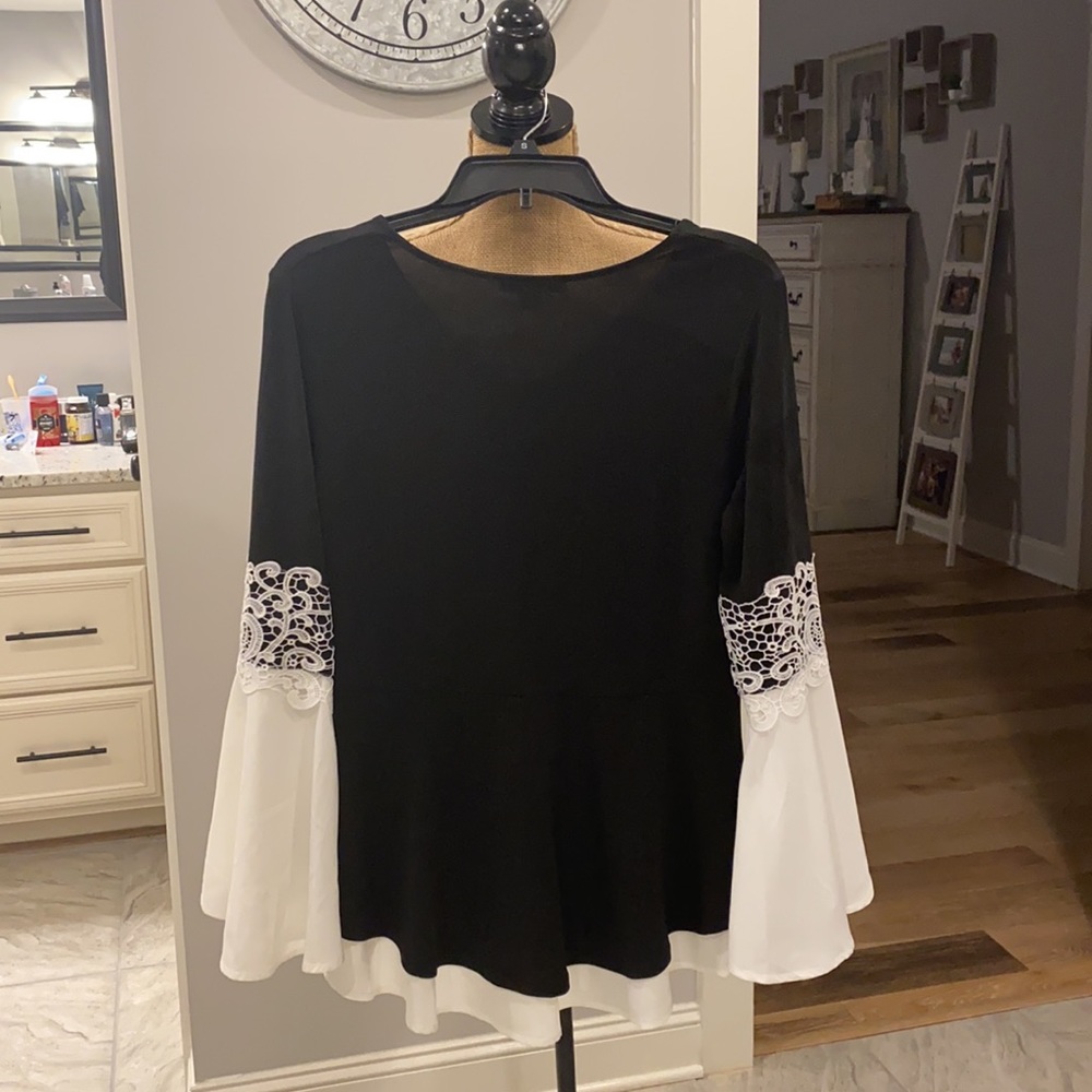 Beautiful blouse! - Picture 5 of 5